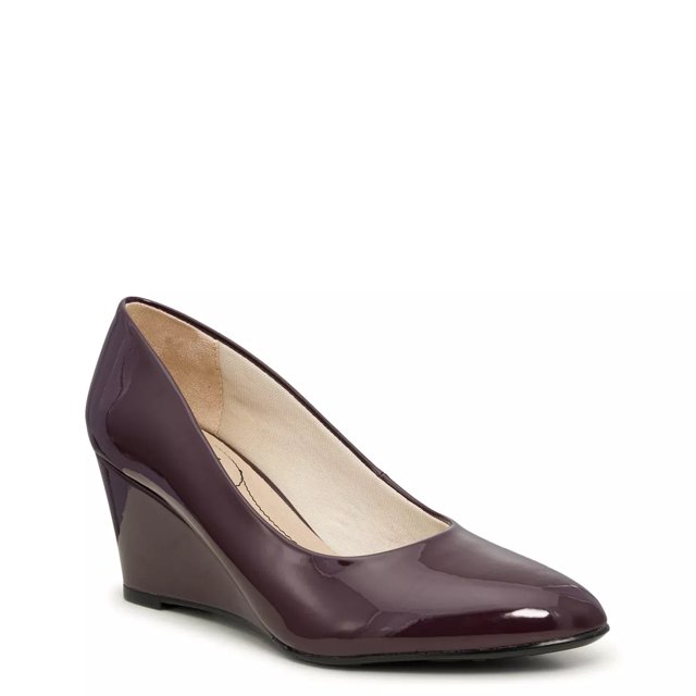 Wedge pumps wide store width