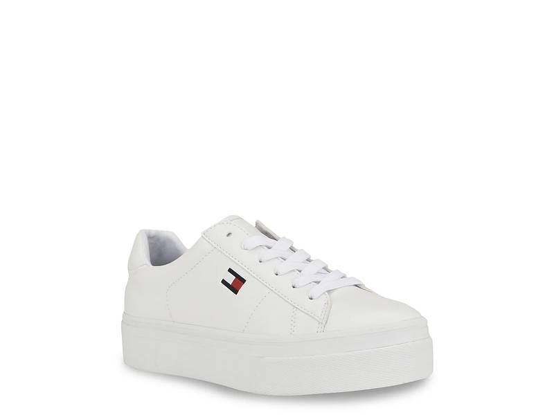 Tommy Hilfiger Women s Anezda Sneaker in White Size 6 Medium